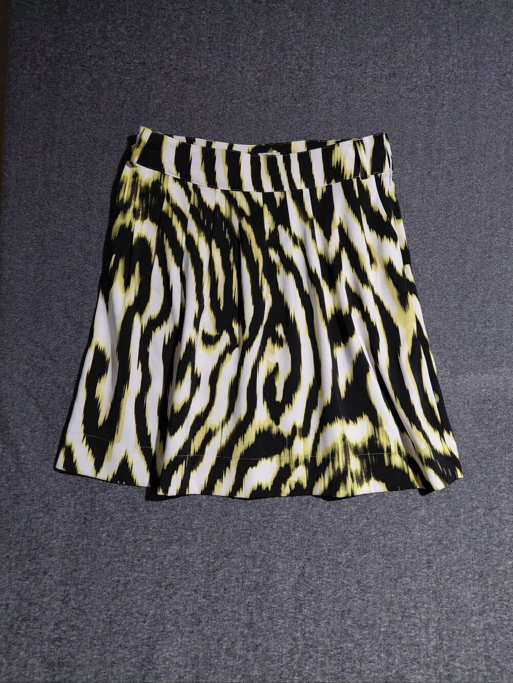 A-line Knee Length Vibrant Lime Yellow & Black Animal Print Skirt Sz 10